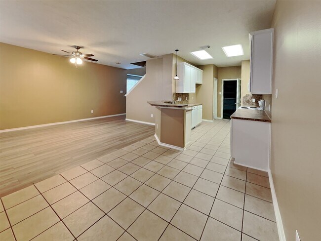 Building Photo - 6220 Stoney Creek Dr