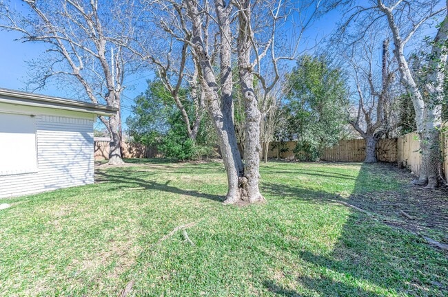 Building Photo - 206 Crestview Dr