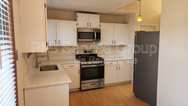Building Photo - 985 West Ct