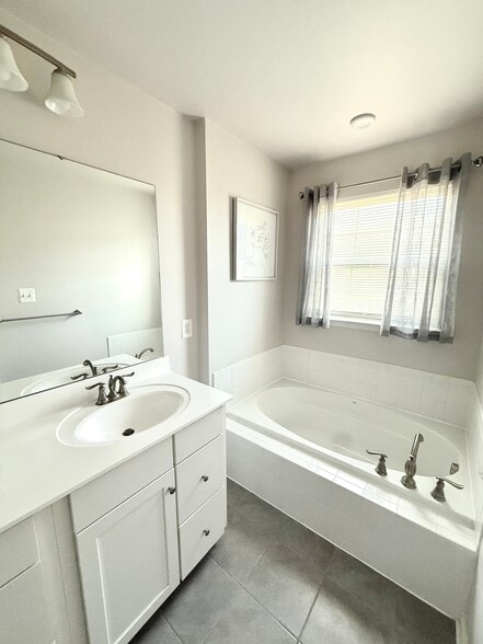 Master bathtub - 5907 Duvel St