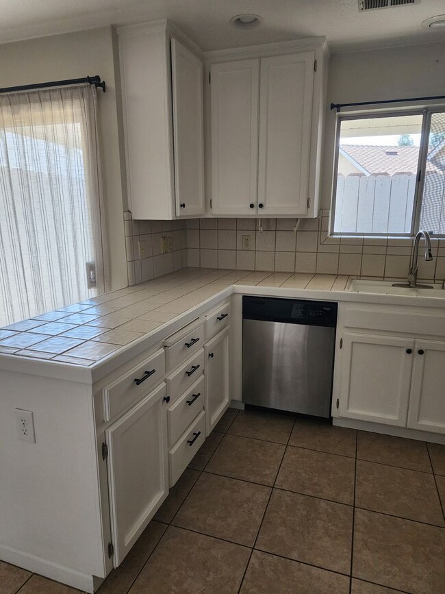 Building Photo - 3 Bedroom 2 Bath in HOA Community with Com...