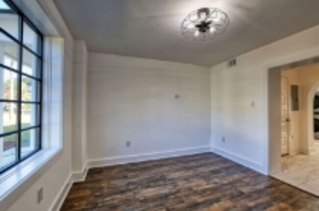 Building Photo - 1122 NE Wellman Ave