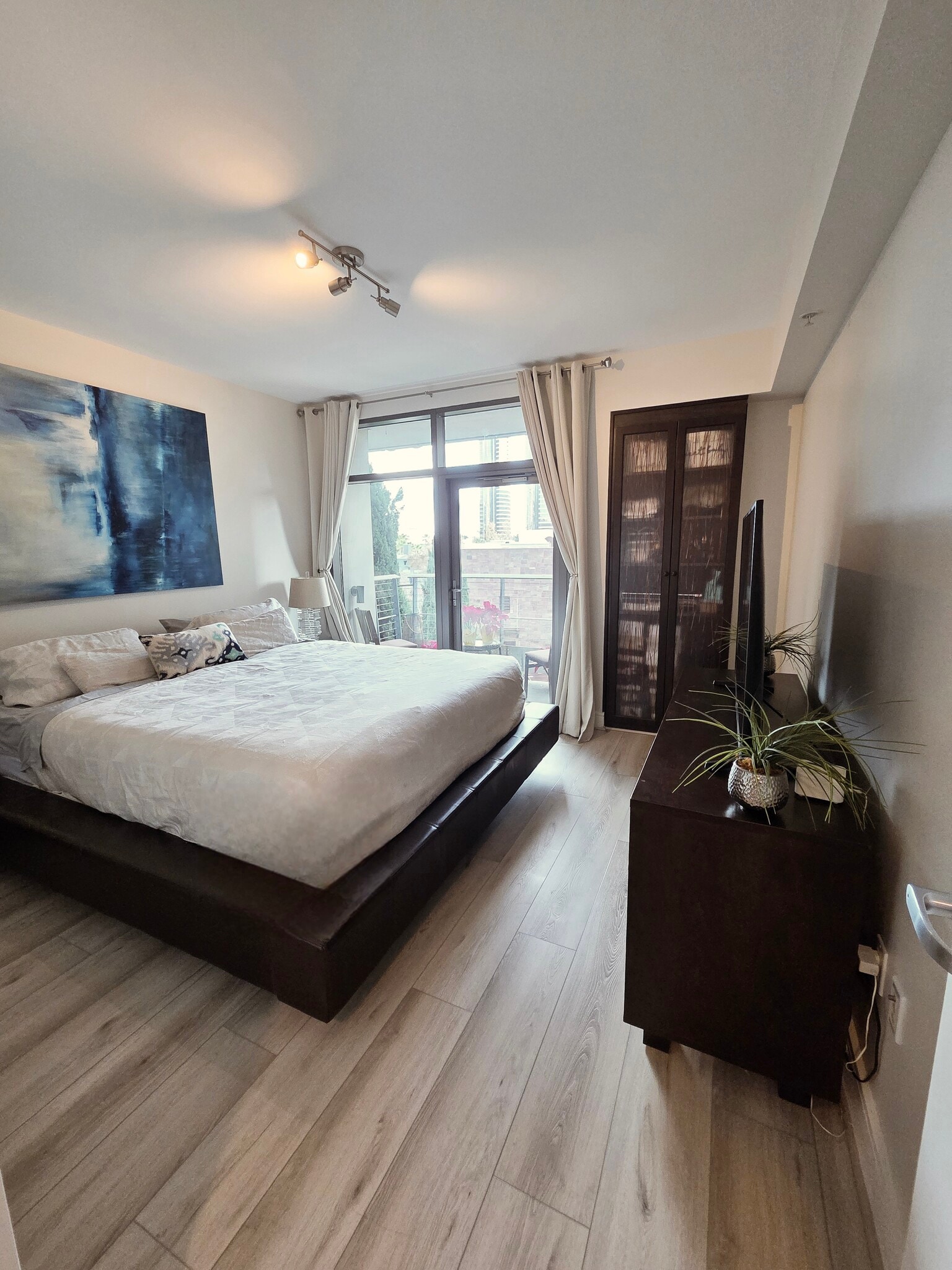 Building Photo - 645 Front St