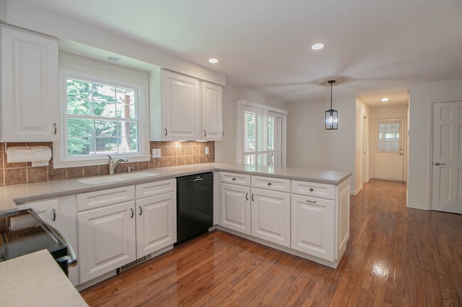 Building Photo - 815 Shady Bluff Trail