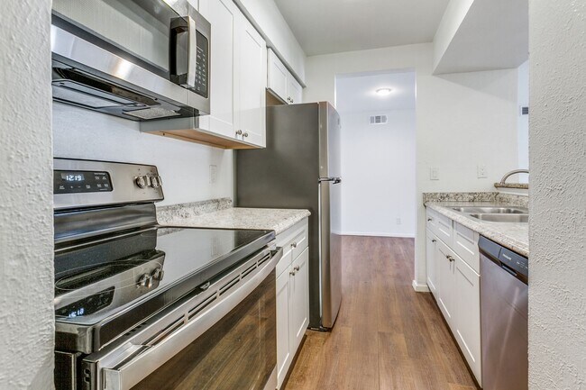 Building Photo - Lock and go GATED COMMUNITY near the night life in Addison. 2br/1ba Condo!