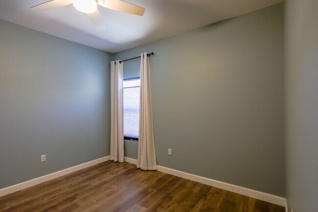 Building Photo - Beautiful 2 Bedroom With 2 Car Garage Summ...