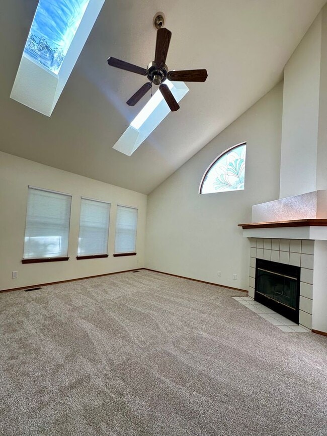 Building Photo - BEAUTIFULLY UPDATED 3BD HOME NEAR FORT CARSON