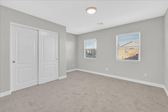 Building Photo - Great 4 bedroom home with a spacious kitchen in a great location!