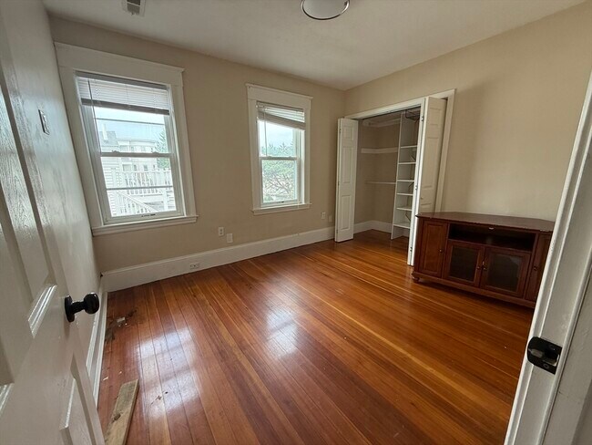 Building Photo - 1706 Shore