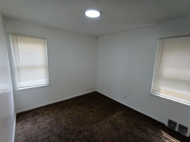 Building Photo - 3 bedroom 1.5 bath brick bungalow - AVAILA...