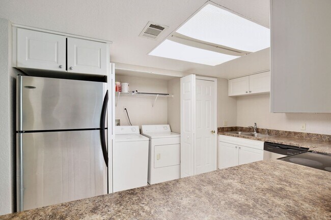 Building Photo - Spacious 2/2 Condo in Hawthorne Village - Orlando! Available Now!