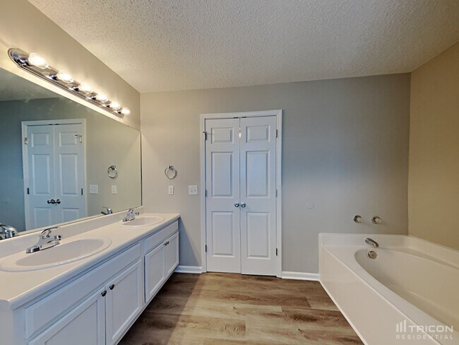 Building Photo - 661 Thornhill Dr