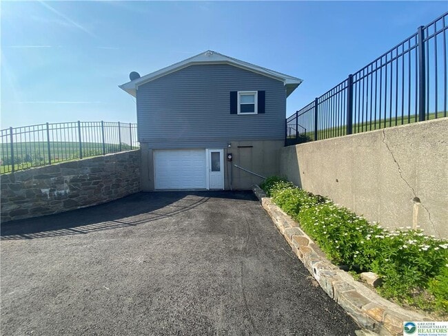 Building Photo - 1657 Pen Argyl Rd