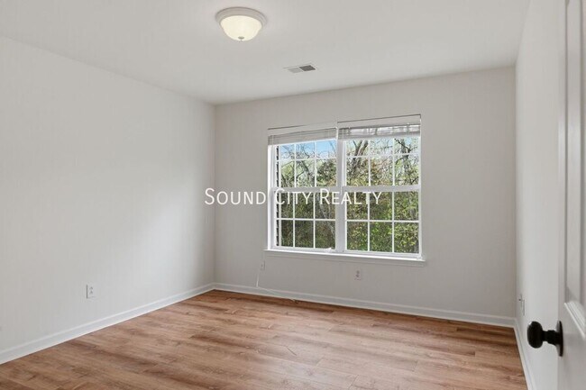 Building Photo - 5112 Bay Overlook Dr