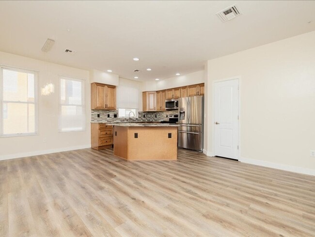 Building Photo - 3 Bedroom, 2.5 Bath CATALINA MOUNTAIN VIEWS! ROOF TOP CABANA!!