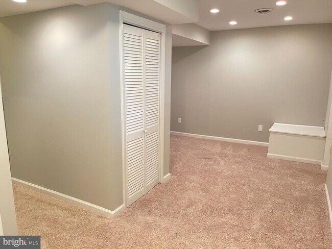 Building Photo - 13301 Coldwater Dr