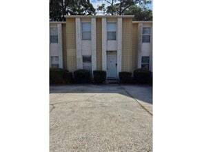 Building Photo - Townhome off University and Barnes Rd.