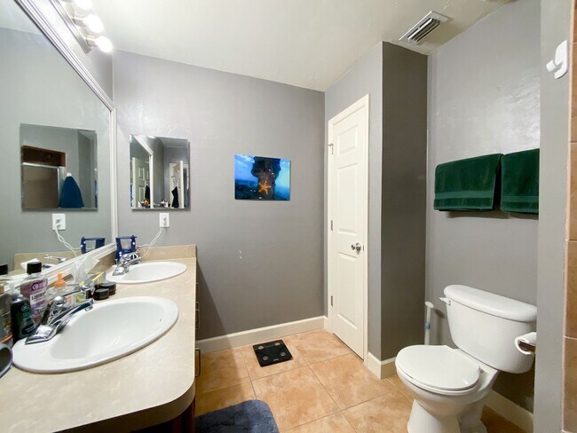 Building Photo - Woods Edge South #114