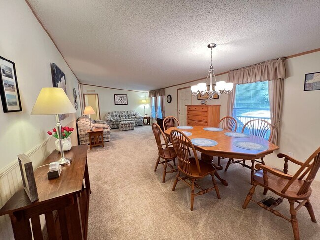 Building Photo - Fully Furnish with a relaxing LAKE access!