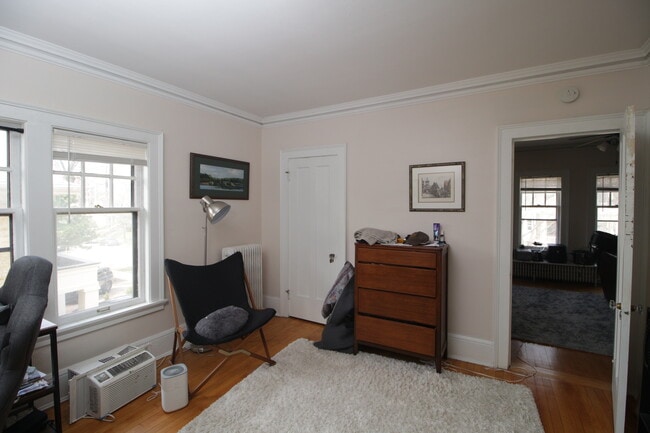 Building Photo - 2119 E Kenilworth Pl