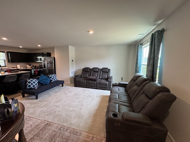 Building Photo - 4 bedroom, 2.5 baths in a Seneca neighborhood