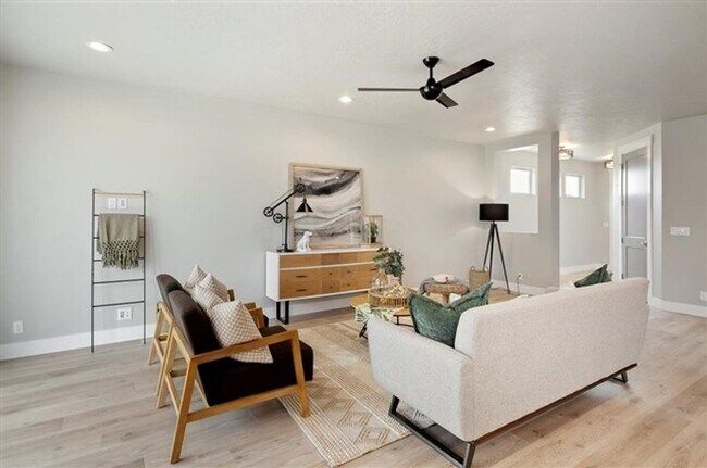 Building Photo - BRAND NEW HOME!!  4 Bedrooms, 3 Baths, Large Open Floor Plan!  Perfect Location, Must See!