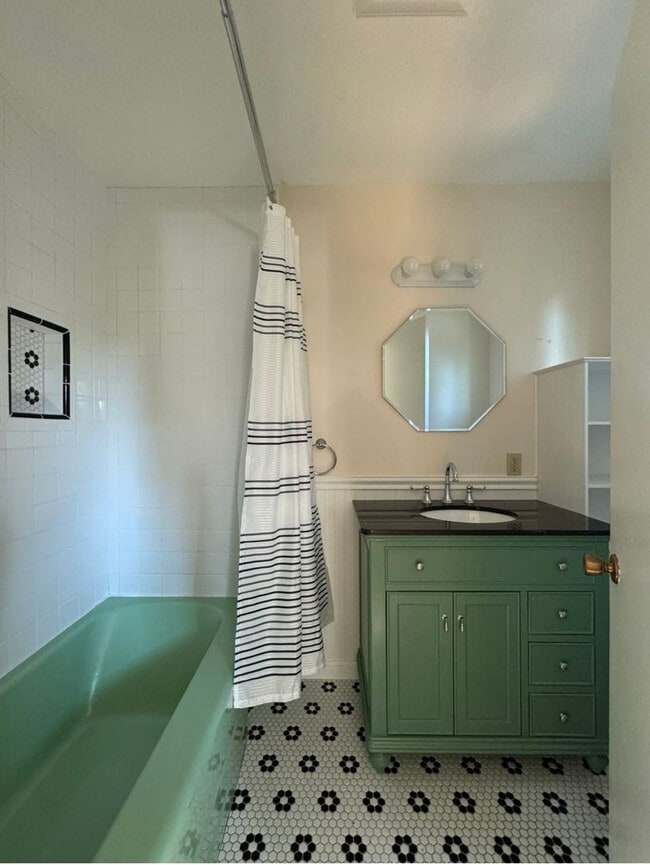 Building Photo - Welcome to this charming 2-bedroom, 2-bath...