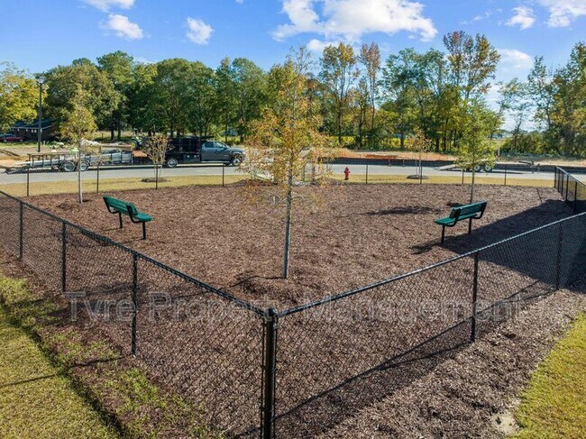 Building Photo - 11 @ Main