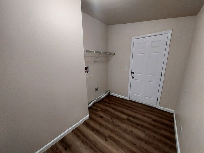 Building Photo - Available Now 3 bedroom, 2bath!!