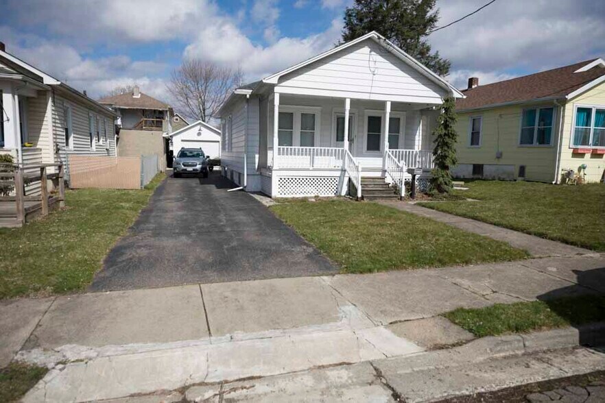 Long Driveway Off Street Parking - 31 Clarendon St