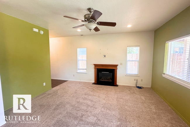 Building Photo - STUNNING 3 Bed/2.5 Bath House in Medford