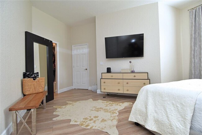 Building Photo - 6919 Della Dr