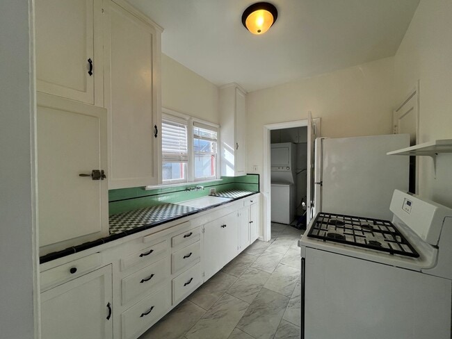 Building Photo - Lower level 1+1 w/in-unit laundry, garage + carport + water included!