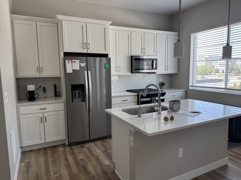 Building Photo - 1566 W 67th Dr