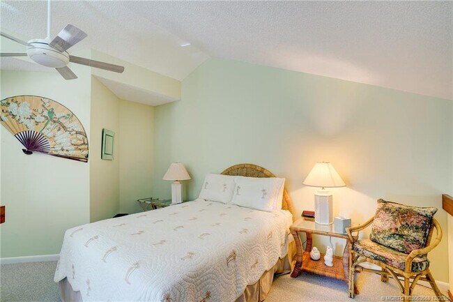 Building Photo - 233 NE Edgewater Dr