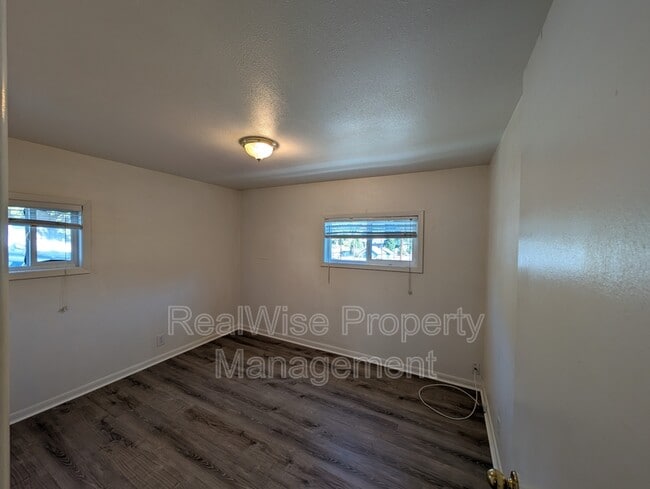 Building Photo - 203 NW Pine St