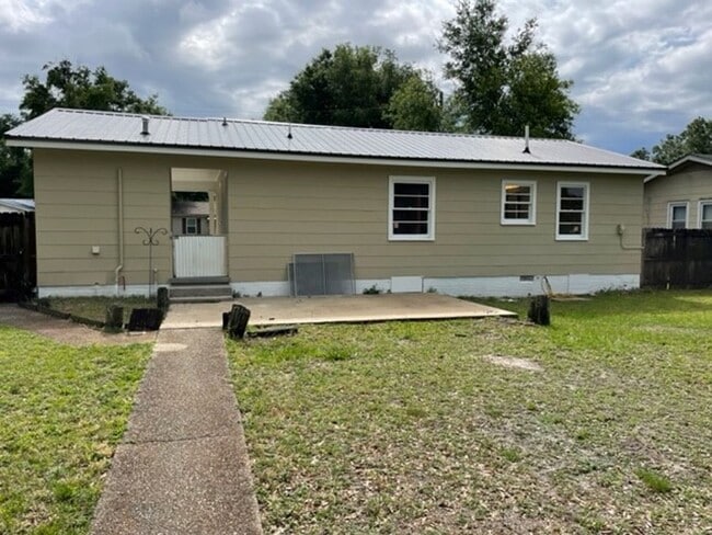 Building Photo - Cute beach bungalow in Biloxi, MS!