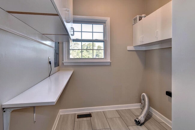 Building Photo - 128 Rockmor Ln
