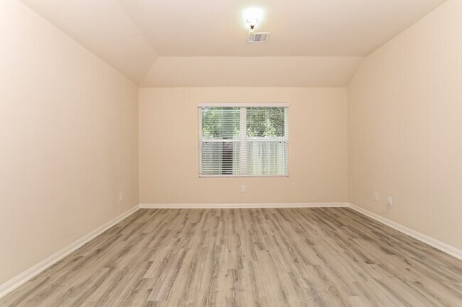 Building Photo - 2048 Oakwood Forest Dr