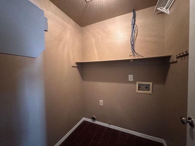 Building Photo - Large 3 bed 2 bath with 2 car garage.