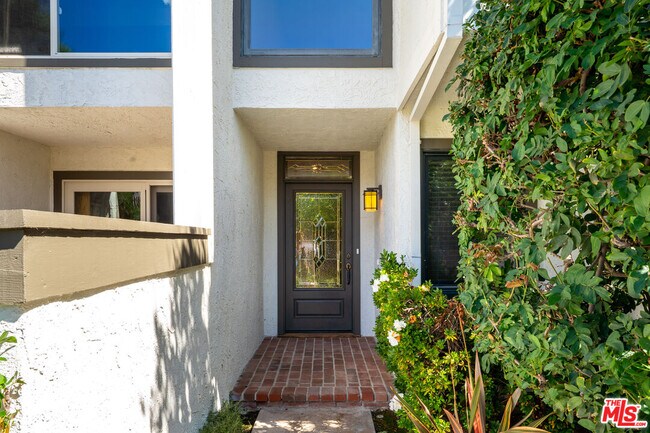 Building Photo - 17087 Palisades Cir