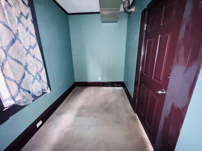 Building Photo - 3621 Sackett Ave