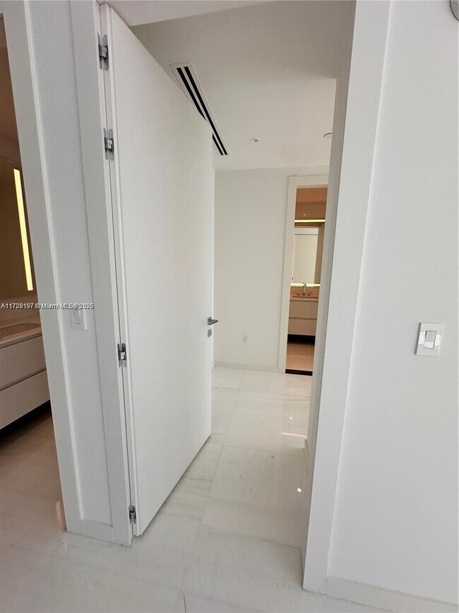 Building Photo - 300 Biscayne Blvd Way