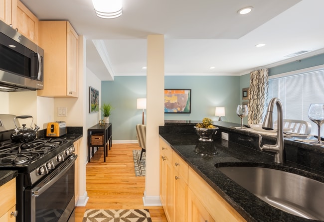 Building Photo - Incredible Deal - 2Bed, 1 Bath South Brookline Townhouse