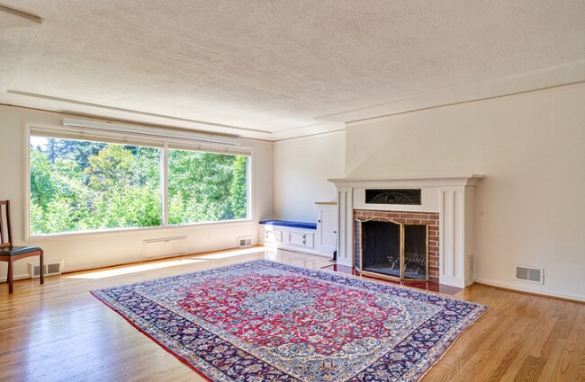 Building Photo - 616 SE Andover Pl