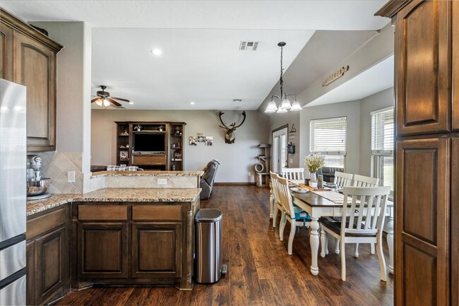 Building Photo - 8398 SW Sun Valley Dr