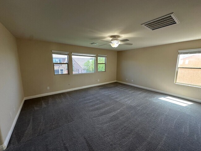 Building Photo - Spacious House