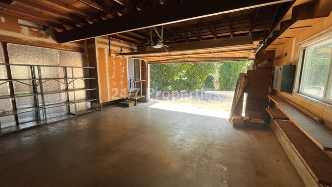 Building Photo - Spacious 4BD I 2BA Home w/ Separate Living...
