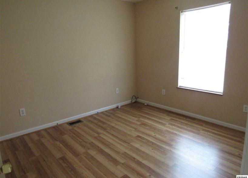 Building Photo - 1029 Bluebird Ln