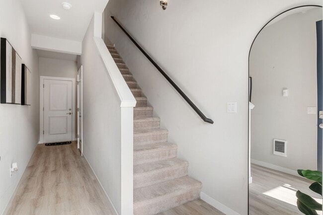 Building Photo - Spacious 3-Bed Townhome in Desirable Pond Community | Bothell - $3,200!!!